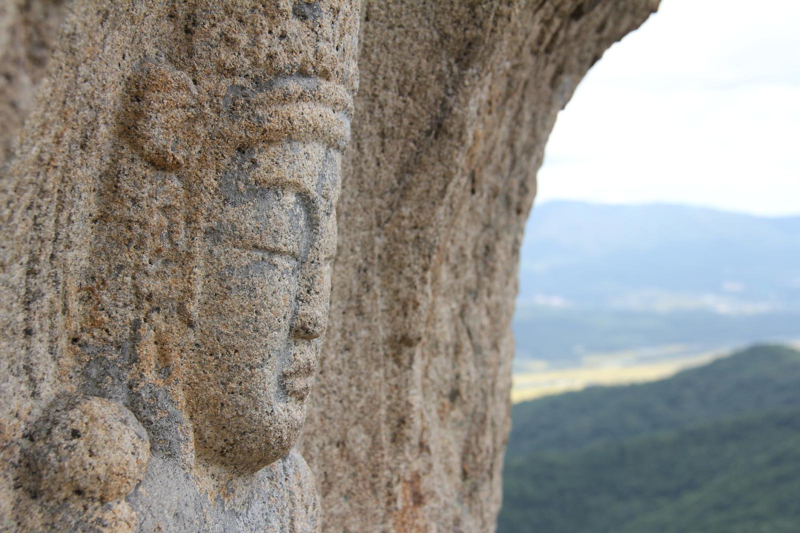 남산신선암마애보살반가상10