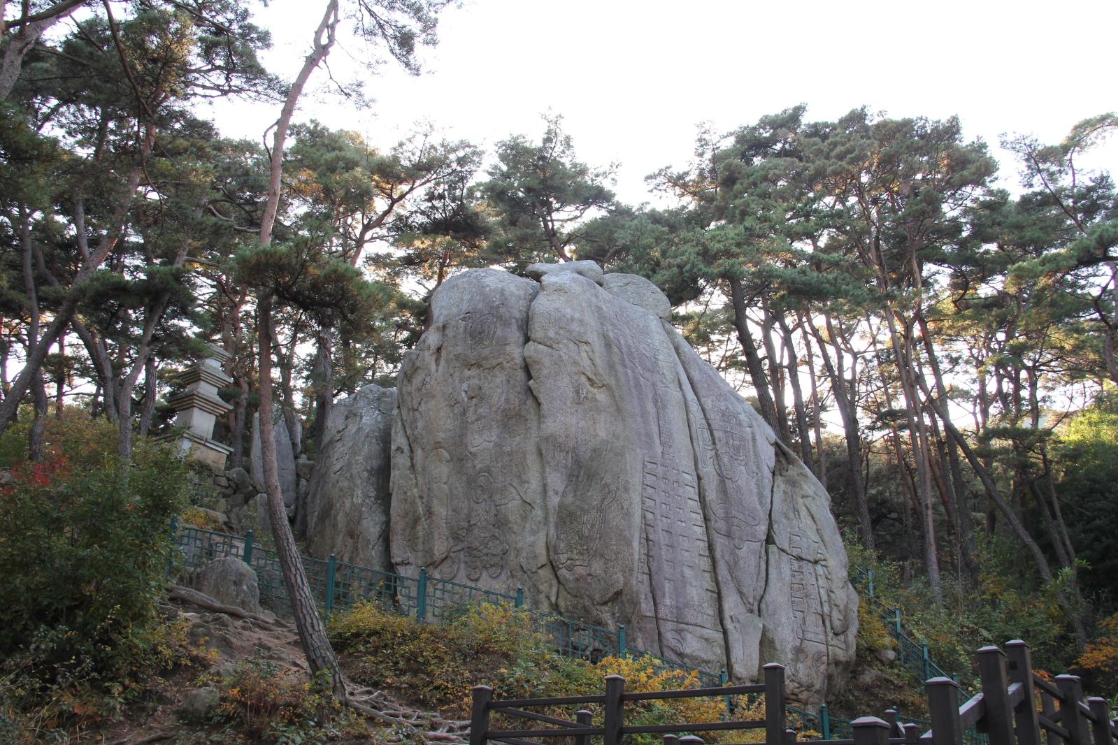 남산탑곡마애불상군