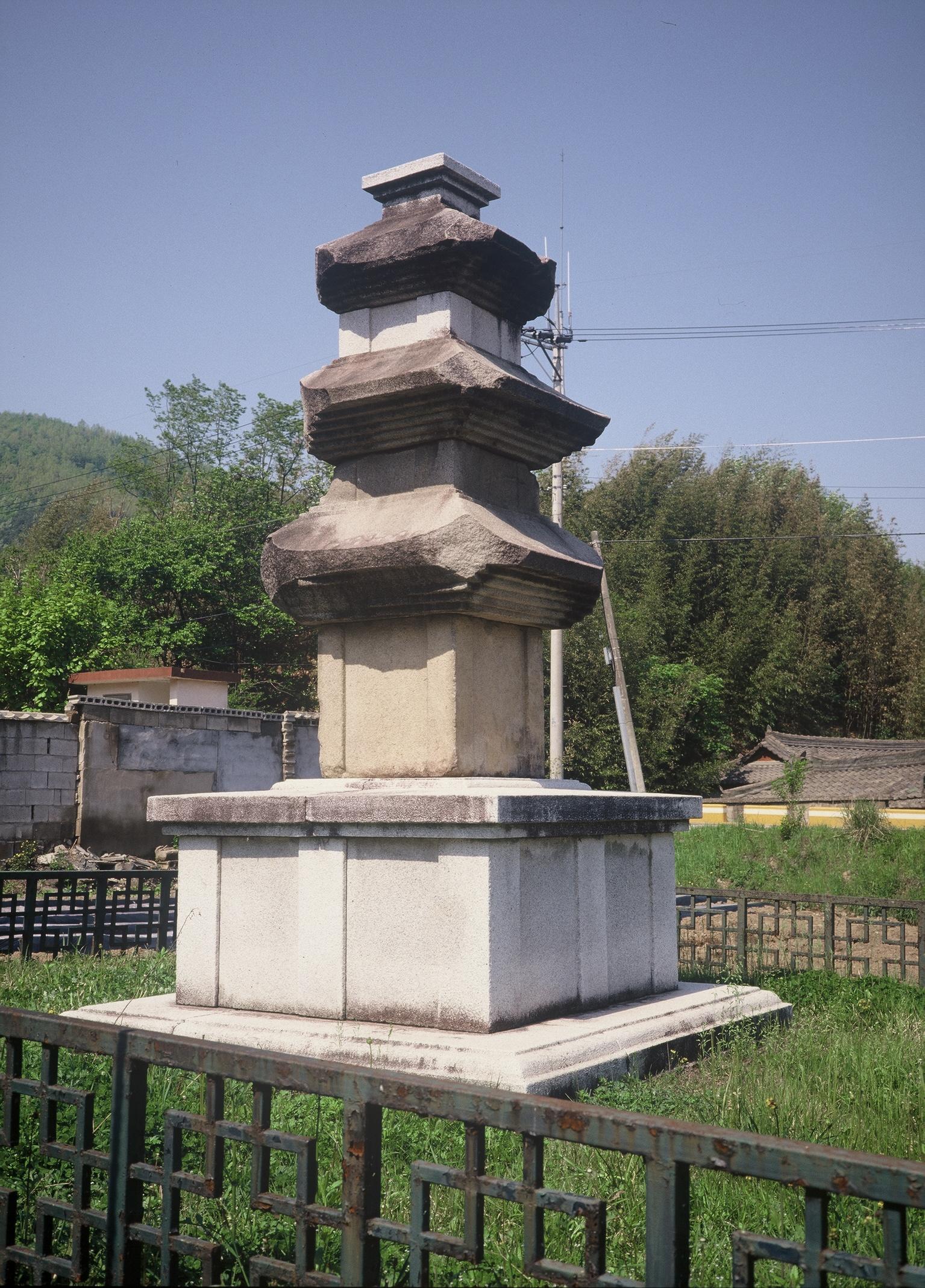 동부동삼층석탑
